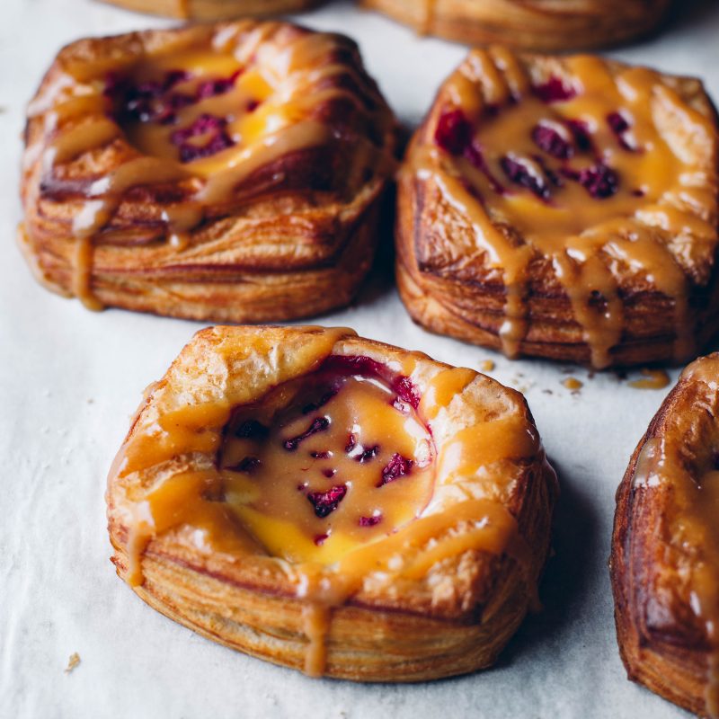 Wienerbröd med vaniljkräm, hallon & kola